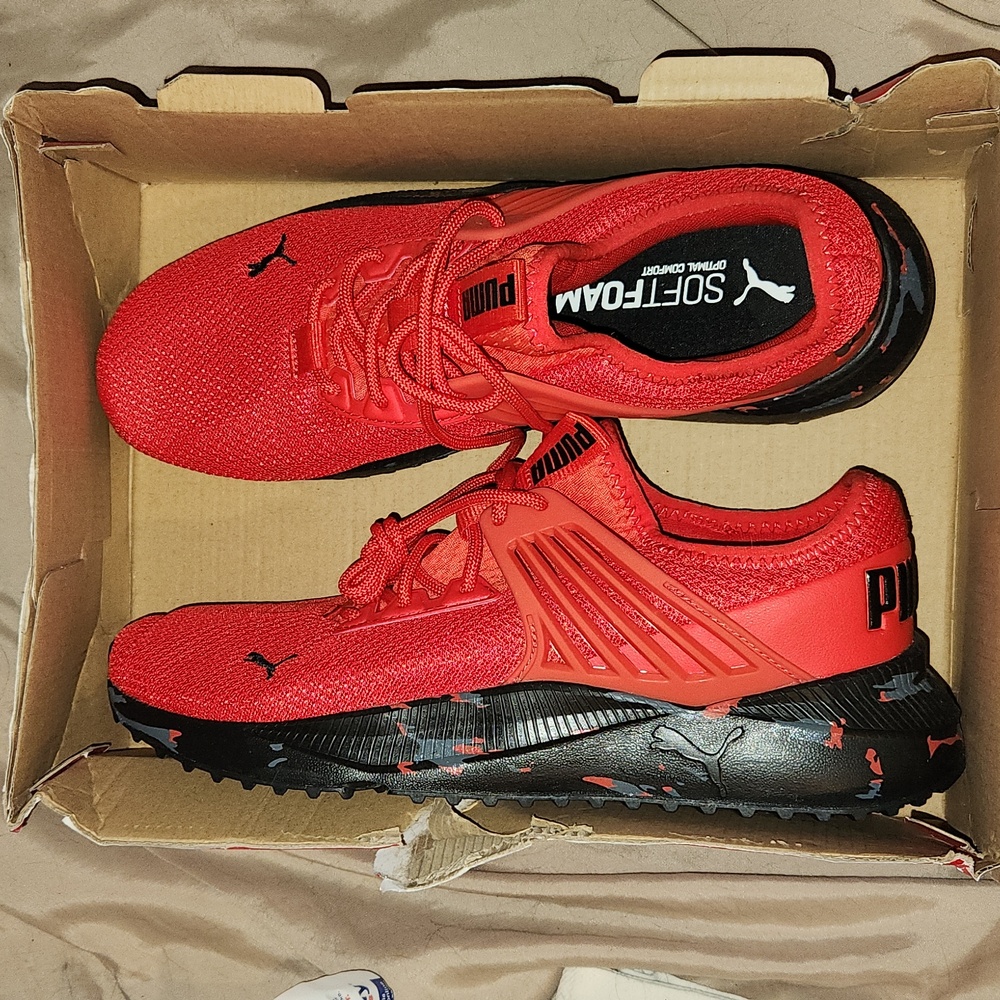 Mens puma tennis shoe